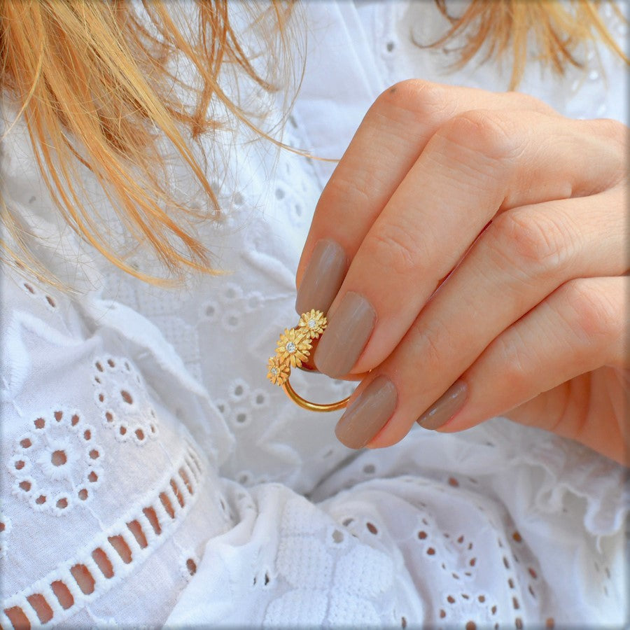 Ring with Three Daisies